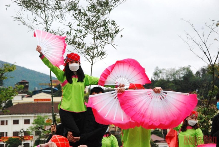 Tưng bừng canaval đường phố Sa Pa -0