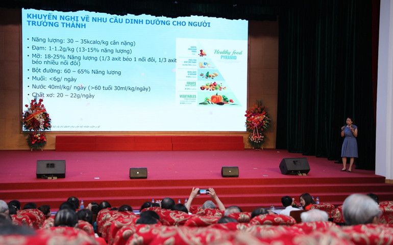 Người cao tuổi Thủ đô được Chuyên gia dinh dưỡng, Bác sĩ, Thạc sĩ Đào Thị Thu Hoài, Trung tâm Dinh dưỡng, Bệnh viện Bạch Mai Hà Nội tư vấn về việc chăm sóc sức khỏe. Tưng bừng Ngày hội “Sống khỏe, sống thanh xuân”người cao tuổi thủ đô -0
