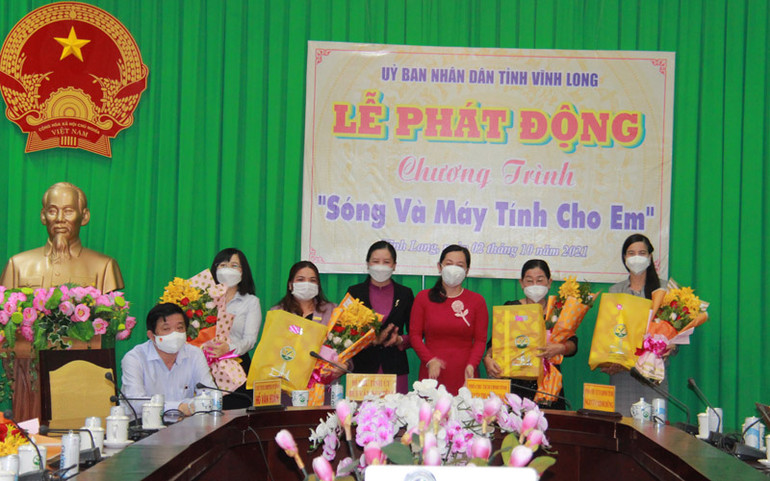 Vĩnh Long vận động được hơn 3 tỷ đồng và 1.039 máy tính bảng cho chương trình “Sóng và máy tính cho em” -0