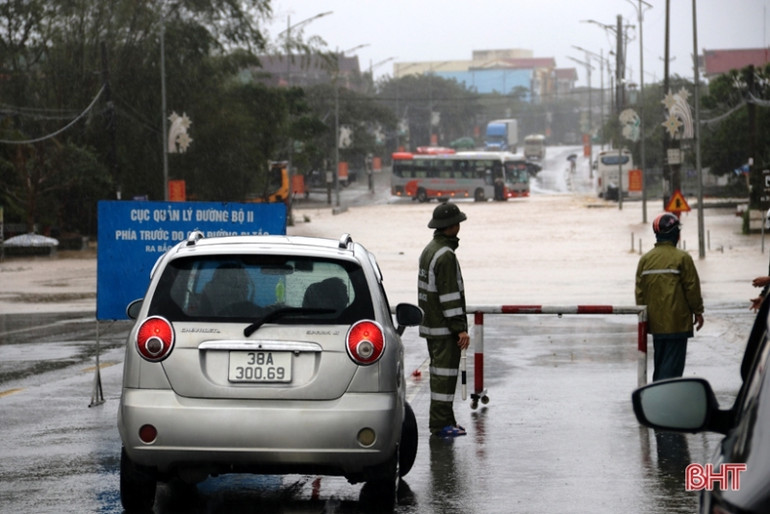 Bão số 13 vào khu vực Quảng Bình, nam Hà Tĩnh -0