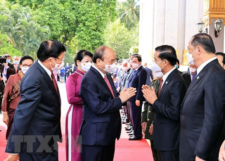 Tổng Bí thư, Chủ tịch nước Lào đón, hội đàm với Chủ tịch nước Nguyễn Xuân Phúc -0