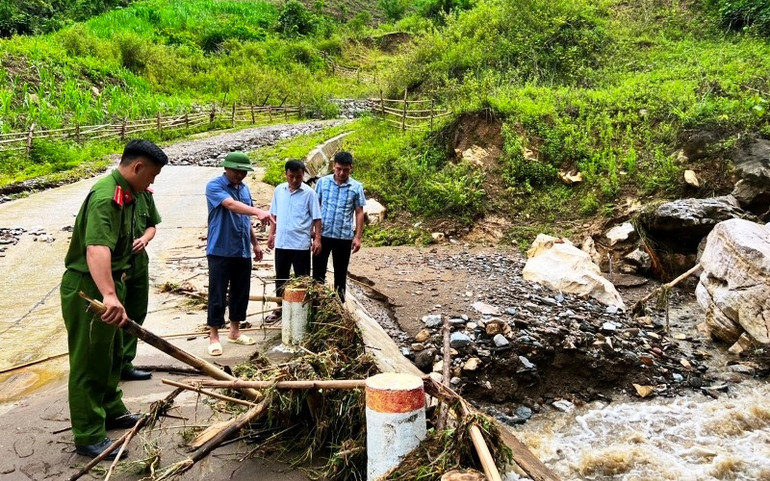 Lũ lớn xâm hại đường giao thông ở huyện Mường Lát. Nâng cao năng lực hộ đê và phòng, chống thiên tai -0