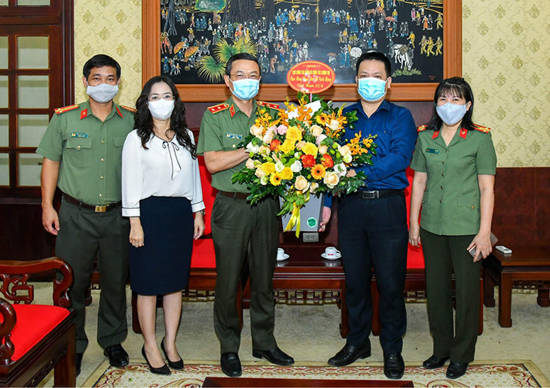 Chủ tịch nước gửi lẵng hoa, các bộ, ngành, đơn vị tới thăm, chúc mừng Báo Nhân Dân nhân ngày báo chí 21-6 -0