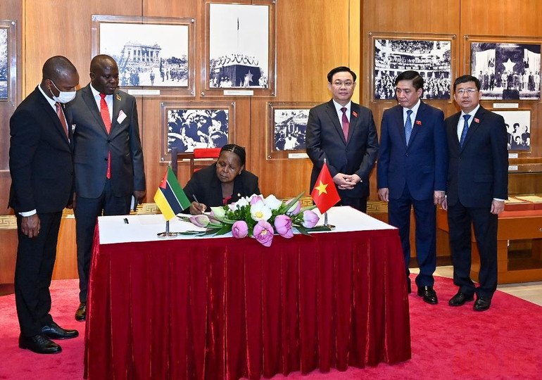 Chủ tịch Quốc hội Vương Đình Huệ đón, hội đàm với Chủ tịch Quốc hội Esperanca Laurinda Francisco Nhiuane Bias -0