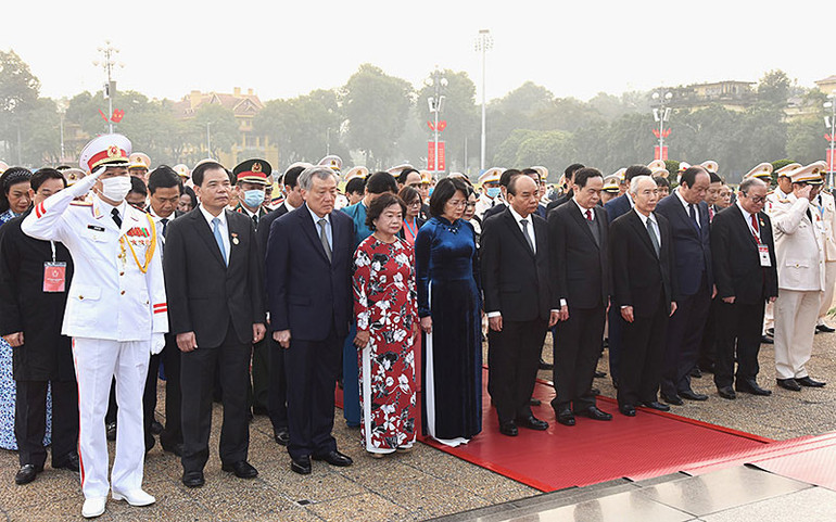 Đoàn đại biểu Đại hội Thi đua yêu nước toàn quốc lần thứ X viếng Chủ tịch Hồ Chí Minh -0