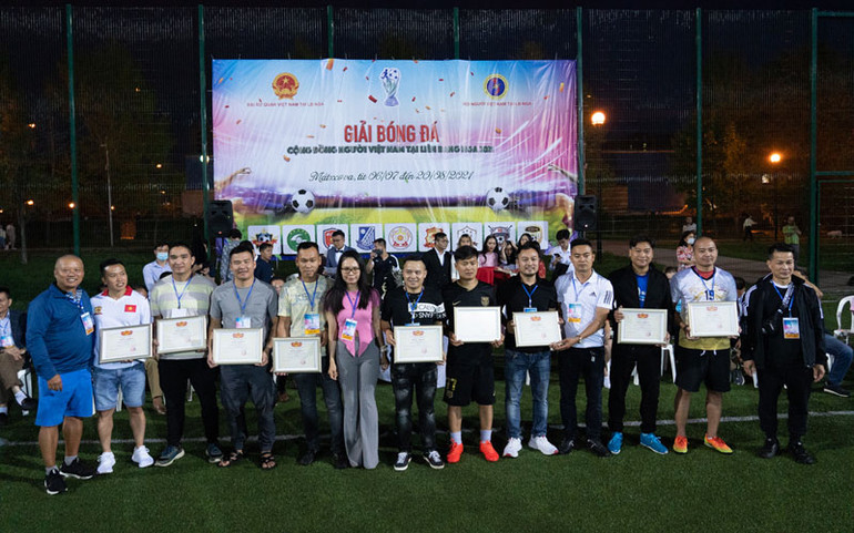 Trao giấy khen tặng đại diện các đội tham gia giải. (Ảnh: THANH THỂ) Bế mạc Giải bóng đá cộng đồng người Việt Nam tại LB Nga -0