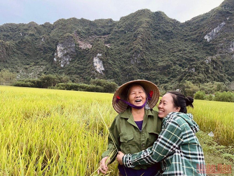 Về quê làm mì ngô còn giúp Hồng có thêm nhiều thời gian và gắn kết với người thân. Bài ca của Đất -0