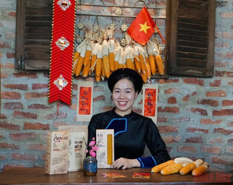 Minh Hồng bên mì ngô được làm từ 100% nguyên liệu, công sức và chất xám của người Nùng Hữu Lũng. Bài ca của Đất -0
