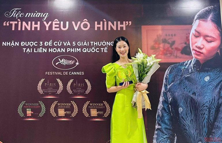 Hoàng Phượng đã từ thảm đỏ quốc tế về bản Nùng cùng bà con nâng giá trị cây ngô. Bài ca của Đất -0