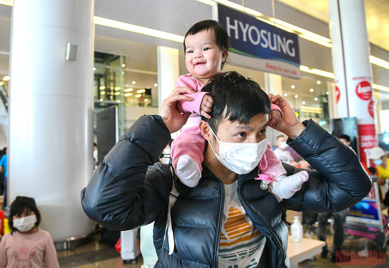 Những công dân Việt Nam tại Ukraine đầu tiên về nước an toàn -0