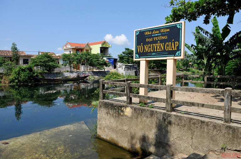 Dòng sông Kiến Giang chỉ cách Nhà lưu niệm Đại tướng Võ Nguyên Giáp vài chục mét. CDE9AD2C_7942_496F_B9B4_8C5E433-1629852946575.jpeg