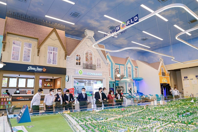 Khách hàng kết hợp thưởng lãm Hội hoa Xuân và tìm hiểu cơ hội đầu tư dự án NovaWorld Phan Thiet tại Novaland Gallery. Nhân dân Thành phố Hồ Chí Minh đón Tết Nhâm Dần sớm tại Hội Hoa Xuân 2022 Novaland Gallery -0