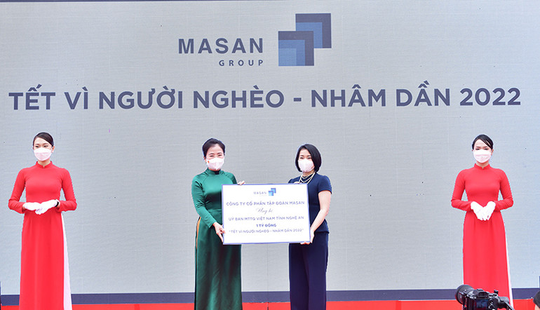 Bà Võ Thị Minh Sinh, Chủ tịch Ủy ban Mặt trận Tổ quốc tỉnh Nghệ An nhận quà an sinh xã hội trị giá 1 tỷ đồng do Tập đoàn Masan ủng hộ. Hệ thống bán lẻ lớn nhất Việt Nam chính thức được đổi tên thành WinMart -0