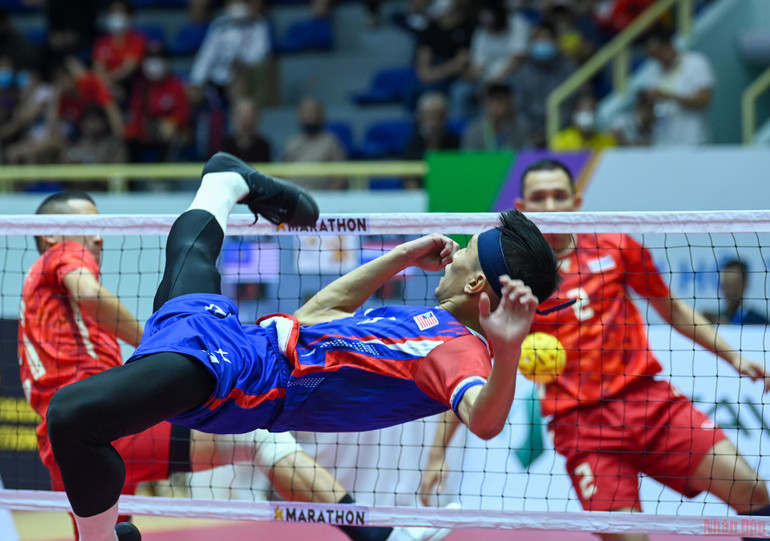 Vận động viên cầu mây phô diễn kỹ thuật tại đấu trường SEA Games 31 -0