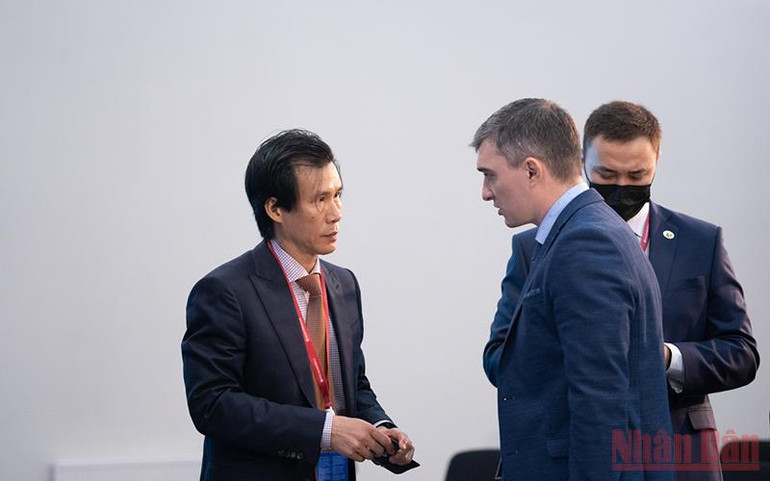 Ông Đỗ Quốc Việt (ngoài cùng bên trái) trao đổi với đối tác Nga. Việt Nam nêu sáng kiến thúc đẩy quan hệ ASEAN - Nga -0