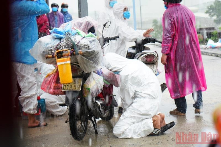 Đội SOS sinh viên đặc biệt của Đà Nẵng -0