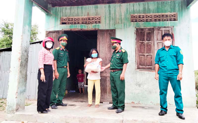 Chị Pi năng Thị Nghếm, thôn Suối Rớ, xã Phước Chính, huyện Bác Ái, tỉnh Ninh Thuận rất xúc động khi nhận suất nhu yếu phẩm từ “Gian hàng 0 đồng” của huyện mang đến tận nhà. ATM gạo và “Gian hàng 0 đồng” ở Ninh Thuận -0