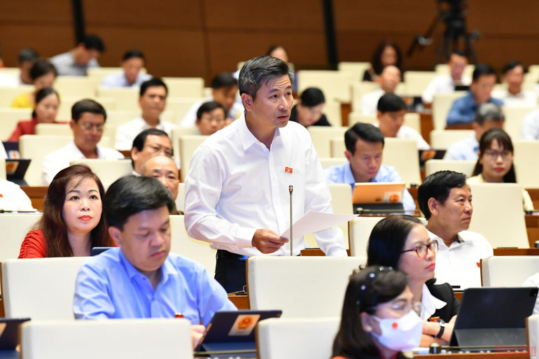 Đại biểu Nguyễn Phi Thường phát biểu thảo luận tại phiên họp. (Ảnh: NGUYÊN KHOA) Kỳ vọng 2 dự án đường vành đai quan trọng quốc gia sớm triển khai thực hiện -0