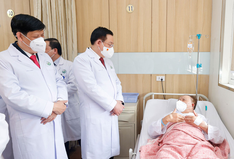 Chủ tịch Quốc hội Vương Đình Huệ thăm hỏi bệnh nhân tại Trung tâm Ghép tạng Bệnh viện Việt Đức. (Ảnh: DOÃN TẤN) Chủ tịch Quốc hội Vương Đình Huệ thăm, chúc mừng các bác sĩ, nhân viên y tế -0