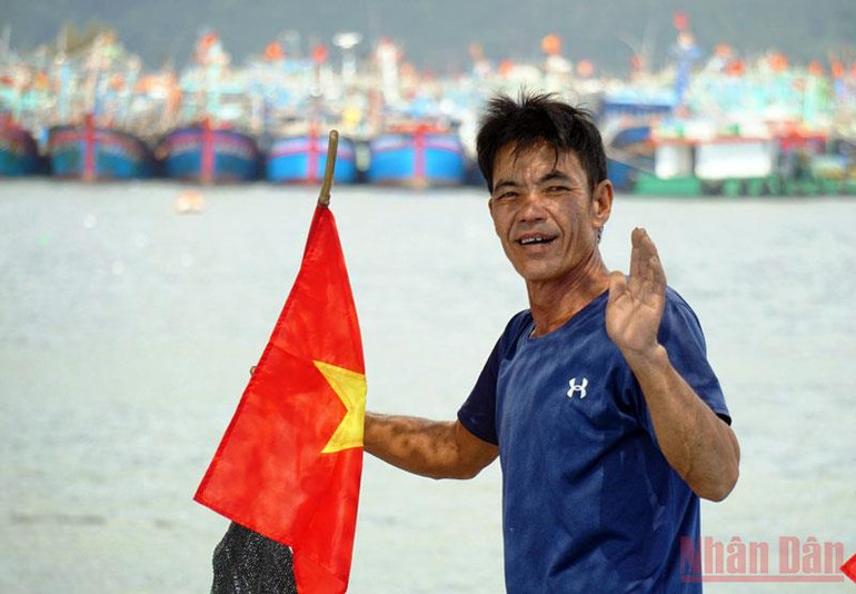 Hàng trăm tàu cá ngư dân miền trung tất bật vươn khơi -0