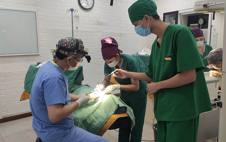 Bác sĩ Heng Lihong phẫu thuật cho bệnh nhân trong Bệnh viện MED115. Doanh nghiệp Việt Nam tại Campuchia luôn đứng bên cộng đồng trong đại dịch -0