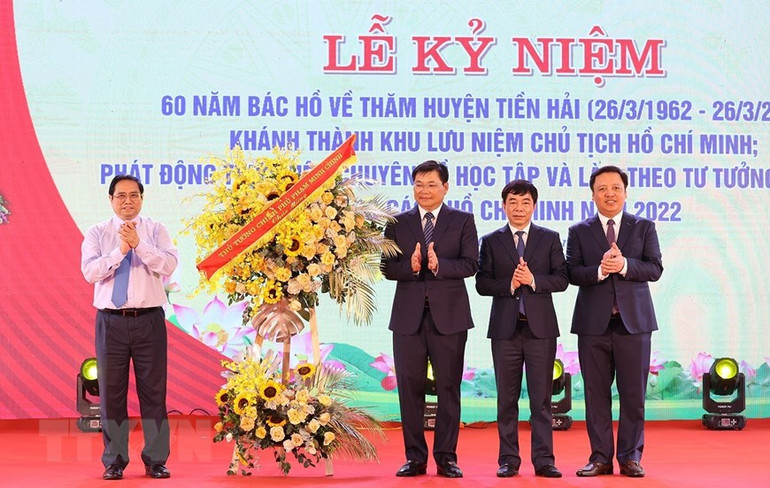 Thủ tướng Phạm Minh Chính tặng hoa chúc mừng Đảng bộ, chính quyền và nhân dân huyện Tiền Hải. (Ảnh: Dương Giang/TTXVN) Thủ tướng dự Lễ kỷ niệm 60 năm Bác Hồ về thăm huyện Tiền Hải -7