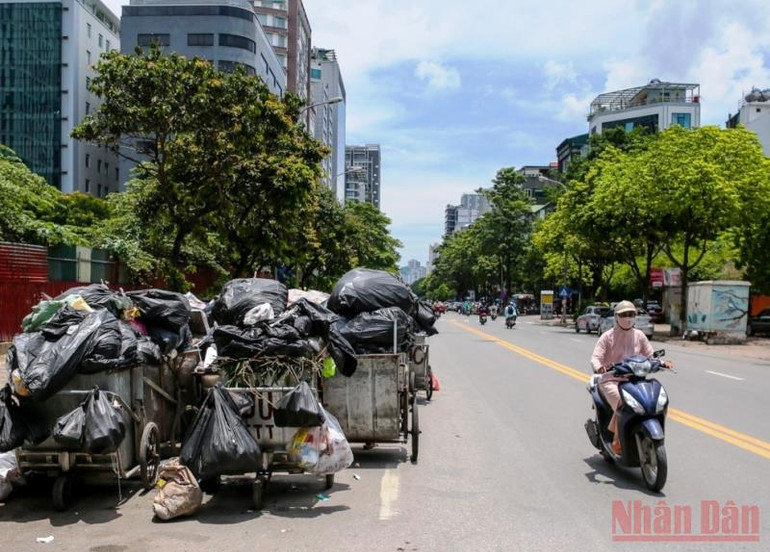 Xe rác tập kết trong nhiều ngày qua. Rác thải lại ùn ứ tại nhiều tuyến phố Hà Nội -3