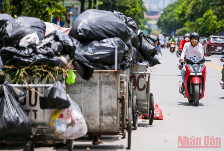 Rác thải chất thành đống lớn từ nhiều ngày qua vẫn đang chờ lực lượng chức năng xử lý. Rác thải lại ùn ứ tại nhiều tuyến phố Hà Nội -2