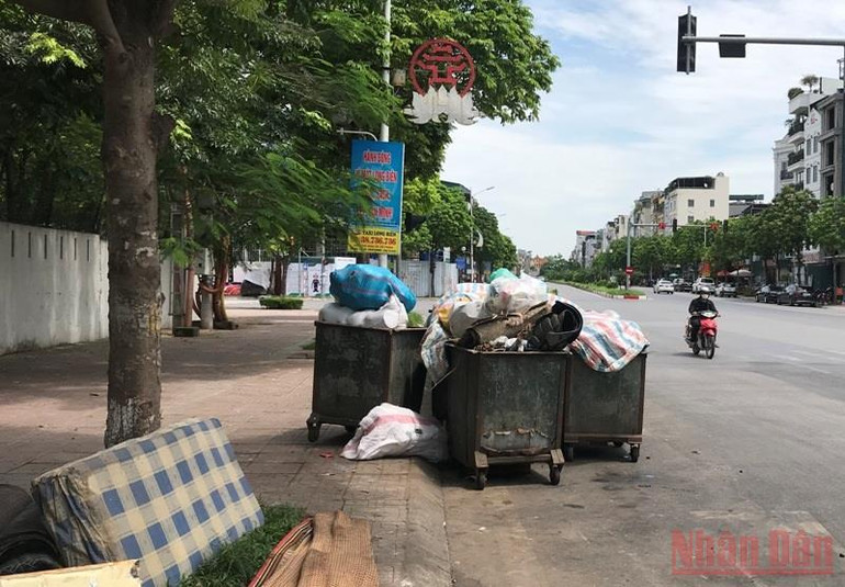 Nhiều rác thải tập kết trên vỉa hè, lòng đường. Rác thải lại ùn ứ tại nhiều tuyến phố Hà Nội -0