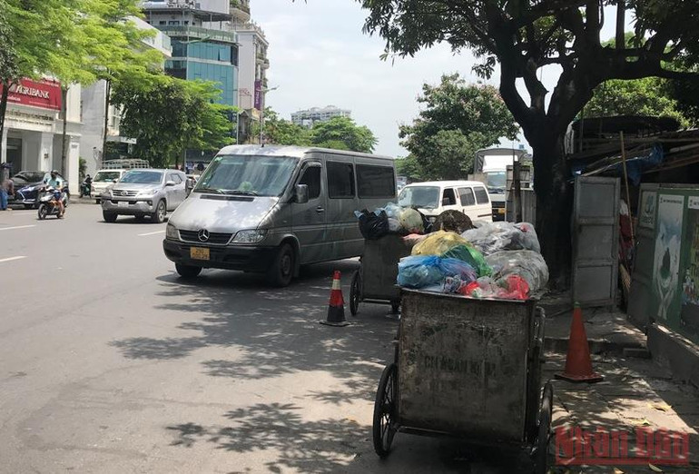 Rác thải ùn ứ tại nhiều tuyến phố trung tâm Thủ đô. Rác thải lại ùn ứ tại nhiều tuyến phố Hà Nội -1