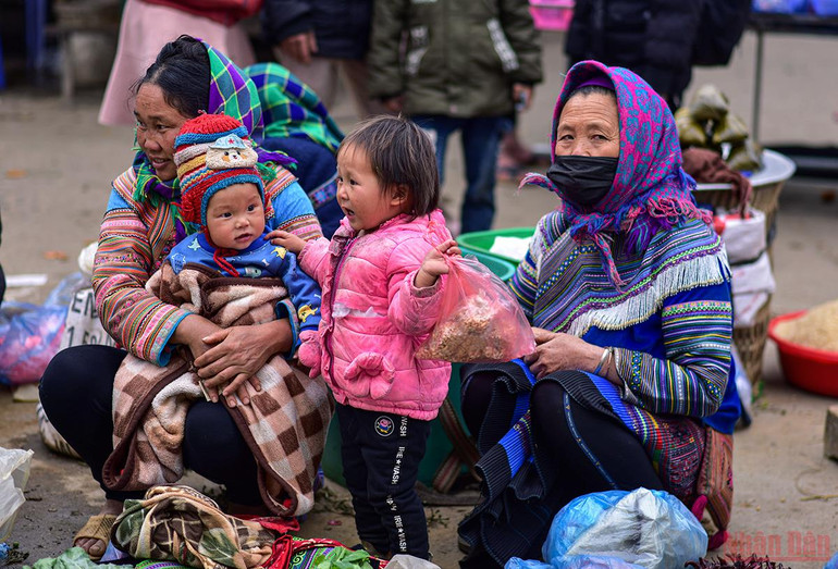 Độc đáo cảnh mẹ địu con đi chợ phiên Bắc Hà ngày giáp Tết -0