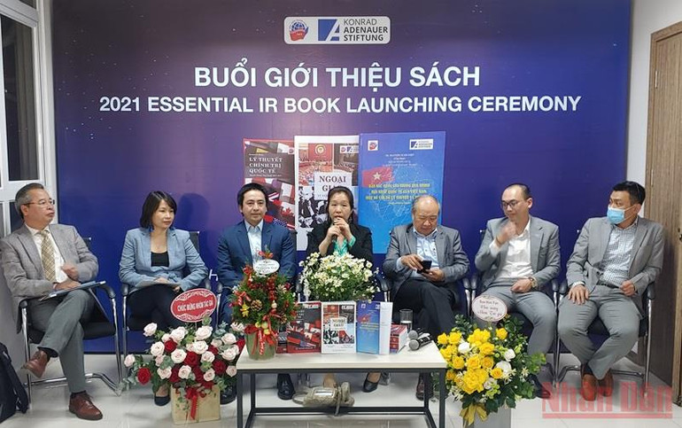 Các tác giả và khách mời giao lưu, chia sẻ về quá trình biên soạn các cuốn sách tại lễ ra mắt sách. Ra mắt bộ 3 cuốn sách nghiên cứu về quan hệ quốc tế -0