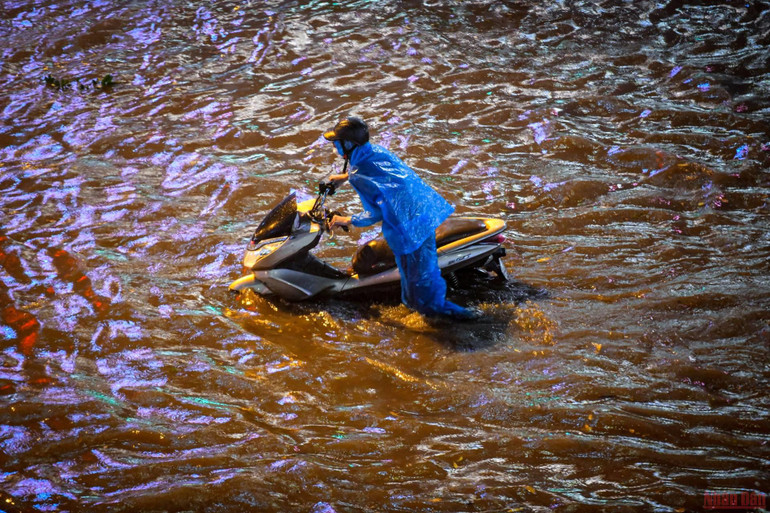 Hình ảnh nhiều tuyến phố ở Hà Nội ngập, ùn tắc do mưa lớn -9