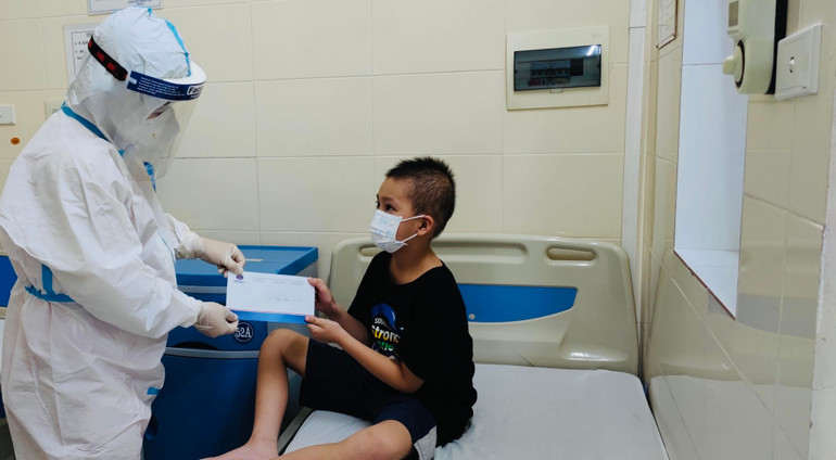 Tết thiếu nhi của trẻ trong khu cách ly điều trị -0