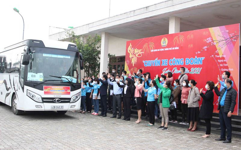 Tiễn đoàn viên, công nhân về quê. Nghĩa tình những “Chuyến xe công đoàn” -0