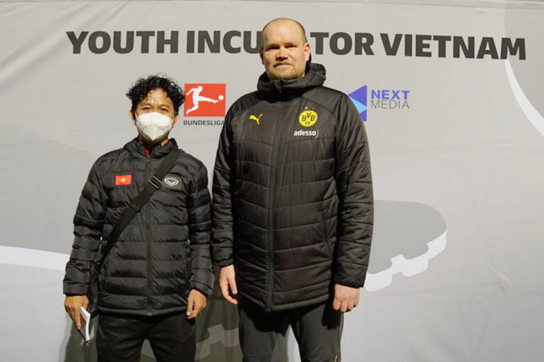 HLV Hoàng Anh Tuấn và HLV Karsten Gorges. (Ảnh: VFF) U17 Việt Nam thi đấu khởi sắc trước chủ nhà U16 Borussia Dortmund -0