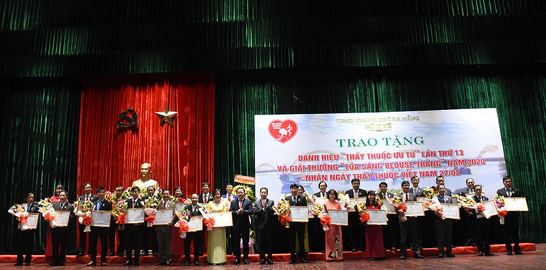28 y bác sĩ vinh dự được Chủ tịch nước trao tặng danh hiệu Thầy thuốc Ưu tú. 20 y bác sĩ Đà Nẵng được vinh danh Tỏa sáng Blouse trắng 2020 -0