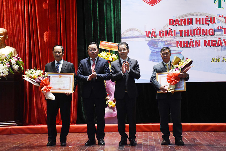 Lãnh đạo TP Đà Nẵng trao tặng Bằng khen Thủ tướng chính phủ cho hai cá nhân. 20 y bác sĩ Đà Nẵng được vinh danh Tỏa sáng Blouse trắng 2020 -0