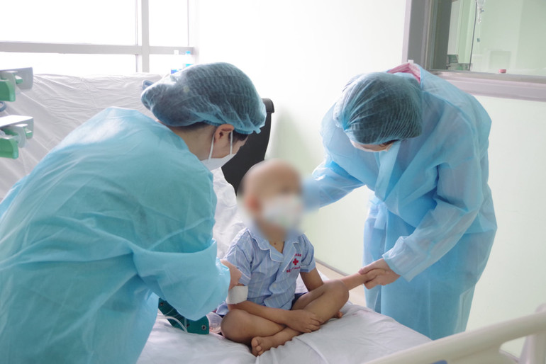 Bệnh nhi hồi phục sau một tuần ghép gan. Lần đầu tiên ghép gan cho bệnh nhi nhỏ tuổi bằng kỹ thuật nội soi lấy thùy gan từ người cho sống -0