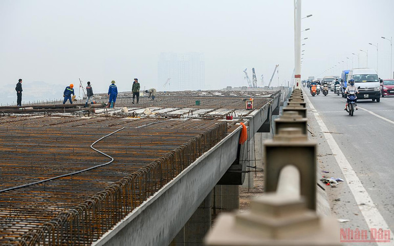 Đẩy nhanh tiến độ thi công cầu Vĩnh Tuy 2 trong năm 2022 -0