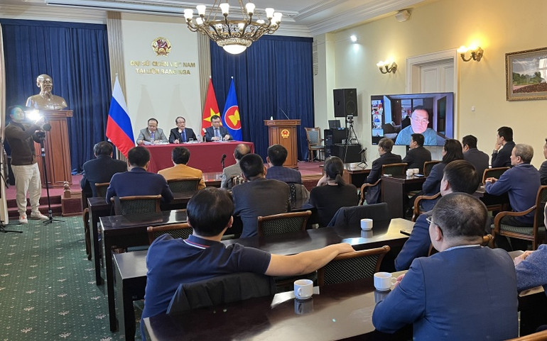 Đại sứ quán Việt Nam tại Nga hỗ trợ cộng đồng sở tại và sơ tán người Việt tại Ukraine -0