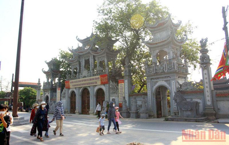 Hàng nghìn du khách trảy hội đền Tiên La, tỉnh Thái Bình -0