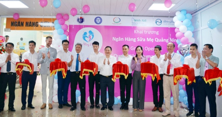 Khai trương Ngân hàng sữa mẹ tại Bệnh viện Sản Nhi Quảng Ninh. Bệnh viện Sản Nhi Quảng Ninh đón danh hiệu bệnh viện thực hành nuôi con bằng sữa mẹ xuất sắc -0