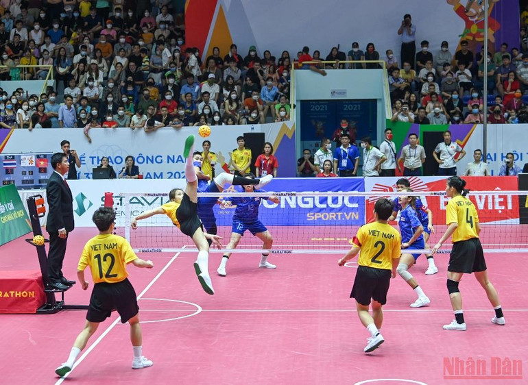 Người hâm mộ phấn khích với màn trình diễn của cầu mây nữ Việt Nam -0