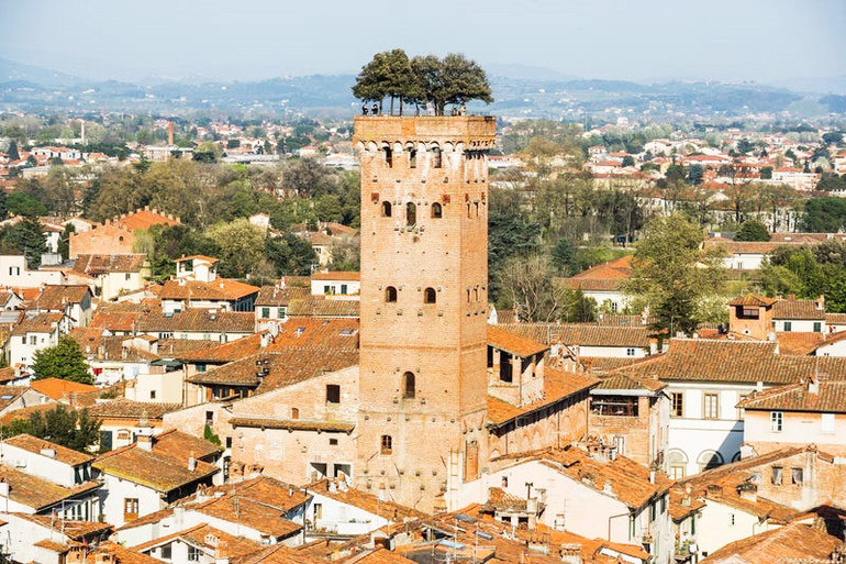 Nằm ở vùng Lucca, Italy, trên đỉnh tháp Torre Guinigi cao 45 m là một khu vườn nhỏ với những cây sồi già khổng lồ được một gia đình quý tộc địa phương trồng từ những năm 1300. Được xây dựng vào thế kỷ 14 bởi các thương nhân tơ lụa, tháp Torre Guinigi được sử dụng như một tòa tháp phòng thủ trong thời gian Italy bị tàn phá bởi các cuộc đột kích và bạo lực. Ngày nay, lên tới đỉnh tháp sau khi leo lên 230 bậc, từ khu vườn nhỏ, cả thành phố đã nằm trọn trong tầm mắt. Những khu vườn ấn tượng trên thế giới -6
