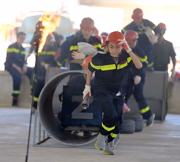 Trẻ em học làm lính cứu hỏa ảnh 5 Trẻ em học làm lính cứu hỏa ảnh 5