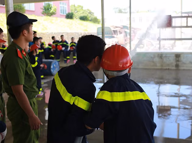 Trẻ em học làm lính cứu hỏa ảnh 7 Trẻ em học làm lính cứu hỏa ảnh 7