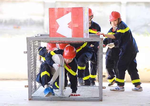Trẻ em học làm lính cứu hỏa ảnh 3 Trẻ em học làm lính cứu hỏa ảnh 3