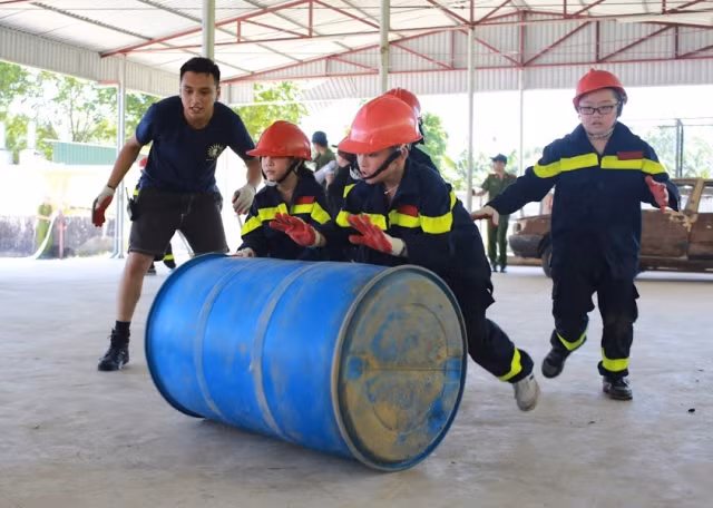 Trẻ em học làm lính cứu hỏa ảnh 6 Trẻ em học làm lính cứu hỏa ảnh 6
