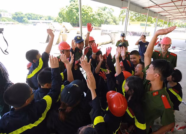 Trẻ em học làm lính cứu hỏa ảnh 8 Trẻ em học làm lính cứu hỏa ảnh 8